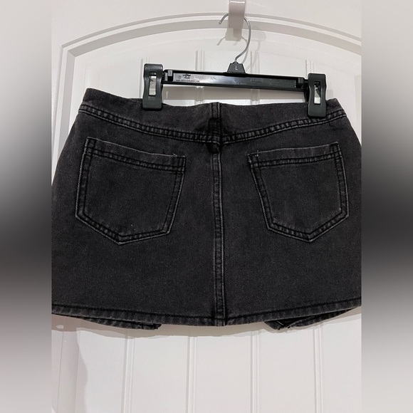 PrettyLittleThing Black Denim Cargo Mini Skirt – Zip Front Utility Style - Picture 6 of 9